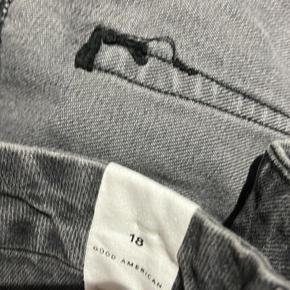 Good American Good '90s Loose Fit Jeans - Picture 9 of 12